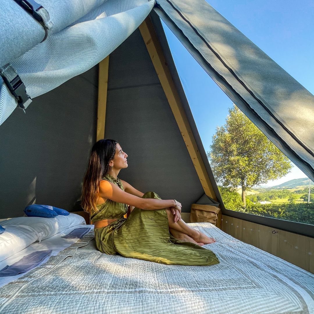 Sara Bucefalo nella tenda Tipì del country house Le Calvie di Camerino